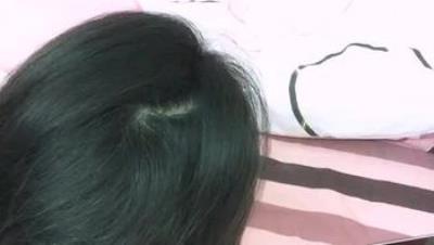 MIMI仓老师一边啪手里一边还拿着手机和粉友们互动