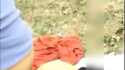 大白天兩個社會小青年帶2個妹子野外山坡下4P露臉直播輪番抽插這個幹另一個去站崗大聲呻吟也不怕路人聽見對白淫蕩