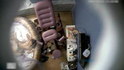 大学美女被男友哄到酒店就要操妹子害羞不同意被男的抱炮椅上硬干