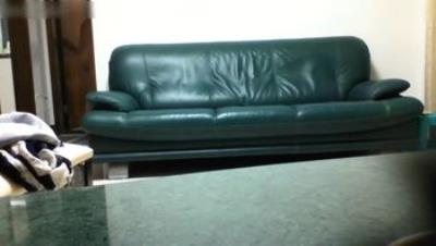 大叔趁老婆不在家约炮年轻美眉洗完澡客厅沙法啪啪玩的姿势还挺多