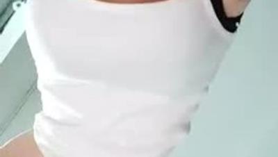 无毛女和炮友干完 .可乐罐、啤酒瓶这么粗的也能往逼里塞