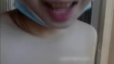 说话很拽的大奶妹和小伙在公园的厕所里直播啪啪有人来了快点进去