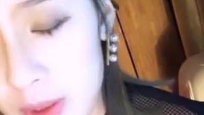 很久没播的美女主播萱宝宝情趣网衣短裙直播漏B小秀喜欢的不要错过 1V