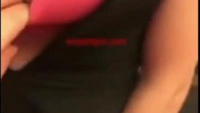 美女主播故意弄坏震动棒打电话让快递员上门退货然后S诱快递哥PP太有才了对白精彩 1V