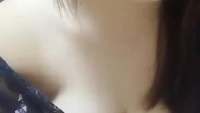 可爱的小美眉挺会套路狼友礼物的说自己会很多姿势看她的粉B我怀疑她没有被啪啪过