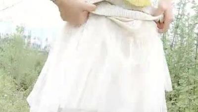 户外小仙女大胆的风骚，露脸逼里夹个跳弹乱串，撅着屁股跟狼友说想要，小河里全裸嬉戏，精彩不要错过