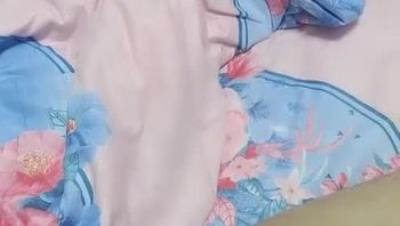 颜值不错的人妻好骚啊搞硬了直接上位抽插还自己摸奶子压在身下爆草还打电话