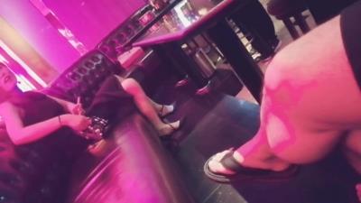 ktv淫乱3p，差点被发现，换上制服露出