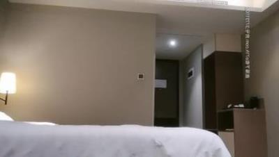 约啪01年清纯妹子花式暴操水灵粉嫩电视旁自摸勾引诱惑