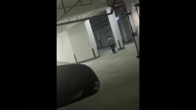 车震被保安发现！少妇跟我车震偷情被抓