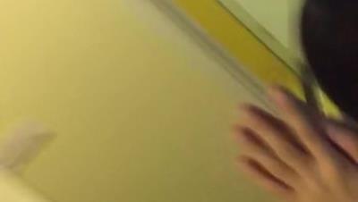 漂亮大奶小女友在卫生间趴在镜前被后人猛操