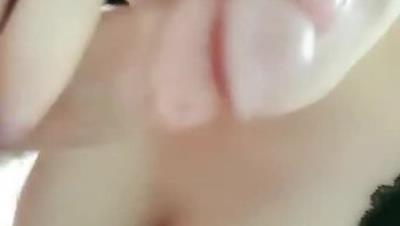 后妈好骚突袭在睡觉的儿子把鸡巴从内裤里拿出来口交鸡巴好硬提枪就干直接射嘴里浴室洗逼