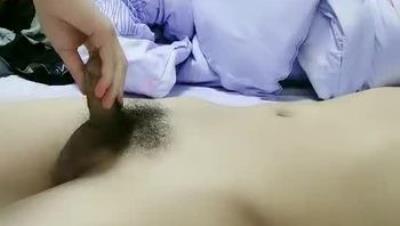 兄弟带老婆过来一起玩3P，小嫂子还害羞一顿狂舔把小嫂子爽的不要不要的，前插后入塞满两个小嘴呻吟不断‘