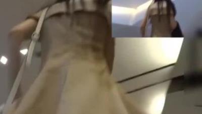 露脸抄底小少妇意外惊喜居然沒穿内裤逼被拍的清清楚楚真他妈是个骚货