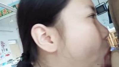 趁同学们还没来教室男友解开拉链喂女友吃棒棒！