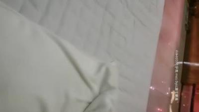 18岁美乳嫩妹说她长得像前女友套套掉里面被内射里面了