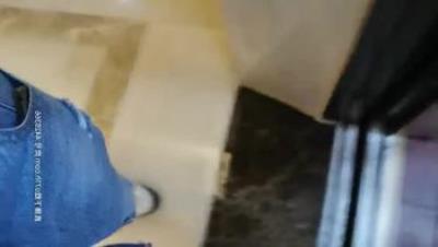 会所选妃一千四的坐台妹假借看AV摆好设备明目张胆的偷拍