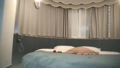 长相清纯扎着两个辫子萌妹啪啪换上可爱情趣装猛干