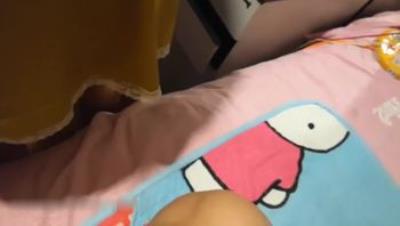 城中村发廊风骚老板娘兼职卖B出租房家中约了2个老爷们啪啪一个拍一个干各种体位玩个遍