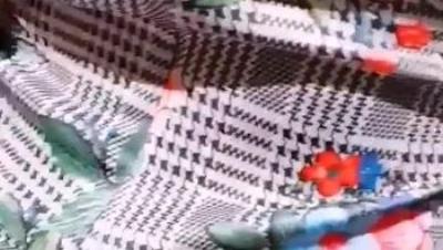 肤白貌美大长腿酒店开房玩3P打开门看看外面直接撩开裙子扒开内裤后入