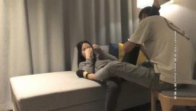 长发牛仔裤性感妹子舔奶调情再到床上猛干