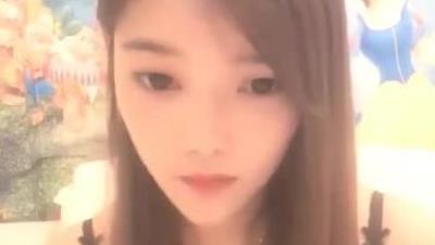 雅妍新人高颜值妹子和炮友啪啪开档丝袜特写手指扣弄床边猛干