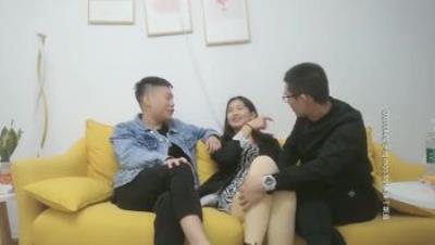 高价网约温婉气质漂亮小姐姐兄弟3P沙发近景AV视角暴力深喉