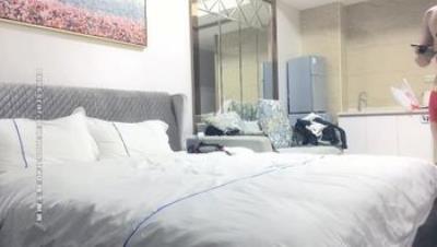 极品白衣大奶少妇啪啪拨开内裤摸逼口交后入