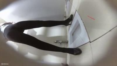 某城市航空学校厕拍尿尿(制服丝袜高跟高颜值)身材绝佳蜜桃臀实力诱惑！