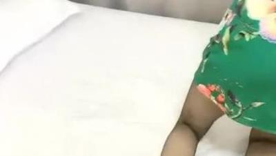 性感旗袍黑丝苗条妹子拨开内裤舔逼跪地口交特写