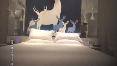 约了两个妹子今晚玩双飞翘屁股轮换操搞完再单挑