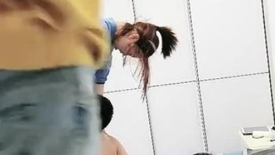 黑丝情趣旗袍女奴跟两个小哥玩的好嗨各种高难度姿势抽插玩的真尽兴