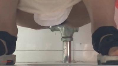 大神蹲守写字楼连拍几个美女拍完B还要出去搭讪趁机拍脸