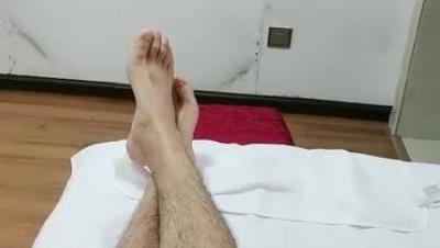 足疗店里的双飞制服丝袜诱惑先享受按摩足疗再勾搭技师啪啪