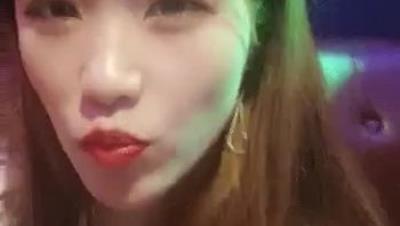 来到KTV和小哥哥唱歌在他面前自慰忍不了让我帮他口爆和啪啪