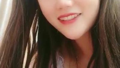 刚下海的小仙女拉着姐妹花一起直播高颜值好身材跳弹玩弄骚逼喷水