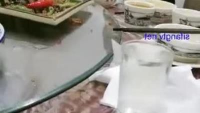 大排档醉酒后淫乱【户外姐妹】醉酒后飙歌随后乱性凳子顶住门口2男2女狂飙大战！