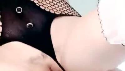 樱桃丸子女仆装网袜诱惑大战两个小时扶墙而出