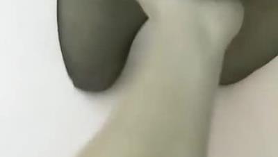 性感黑絲制服美女爲幾萬塊房款遭男房主調戲開始扭扭捏捏不願意被隔著內褲摸了幾下騷逼就完全失守了