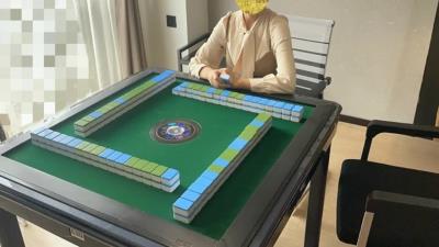 打麻将输了就肉偿，直接按倒在麻将桌上输出