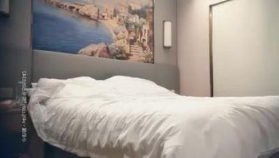 黄先生约了个牛仔裤白衣妹子换上高跟鞋护士情趣装