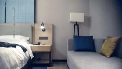 连约三个小姐姐选中风骚小少妇换上情趣黑丝激情啪啪两炮淫声浪语劲爆刺激