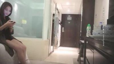 约了个颜值不错甜美妹子乳推口交上来自己动