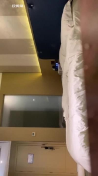 3p连续内射 中途接两次电话 被听出来了 对白刺激！