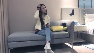 约操高颜值外围小姐姐从沙发战斗到床上