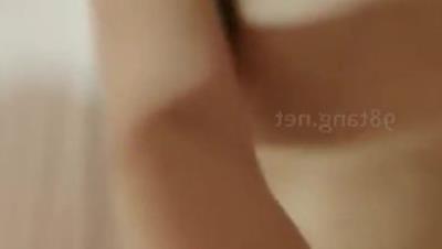 纯得出水的卡哇伊甜美小女生，嫌男主鸡巴不够大，一边后入一边还鞭打美臀