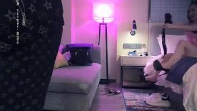 约了个性感粉色长裙少妇啪啪穿上连体开档丝袜猛干