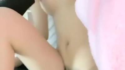 姐姐先洗澡 我就进去给我口爆 洗玩进屋开始让我爽 我啪啪姐姐不够劲 拿起黑牛玩小穴