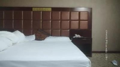 足疗店上班的气质骚阿姨 搞到阿姨说要尿了受不了