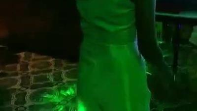 我和兄弟带着小姐姐进入KTV里的洗手间 小姐姐吹箫的水平不够高 兄弟插进蝴蝶逼